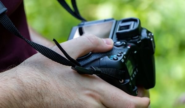 Image of a camera holded by a person