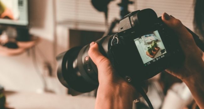 taking the picture of three apples