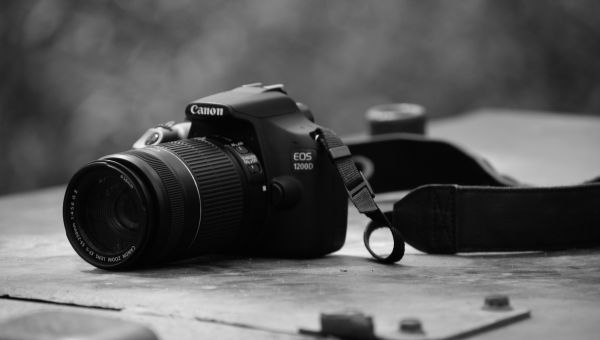 image of A Canon DSLR on desk