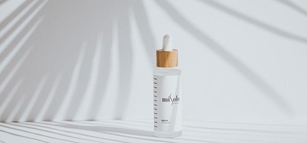 Image of a beauty serum in glass bottle